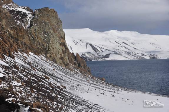Escarpas vulcânicas de Deception Island, na Antártida